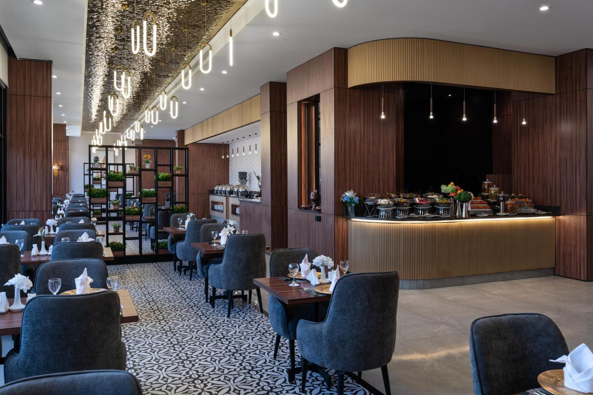 Warwick Al Jubail Hotel Exterior foto
