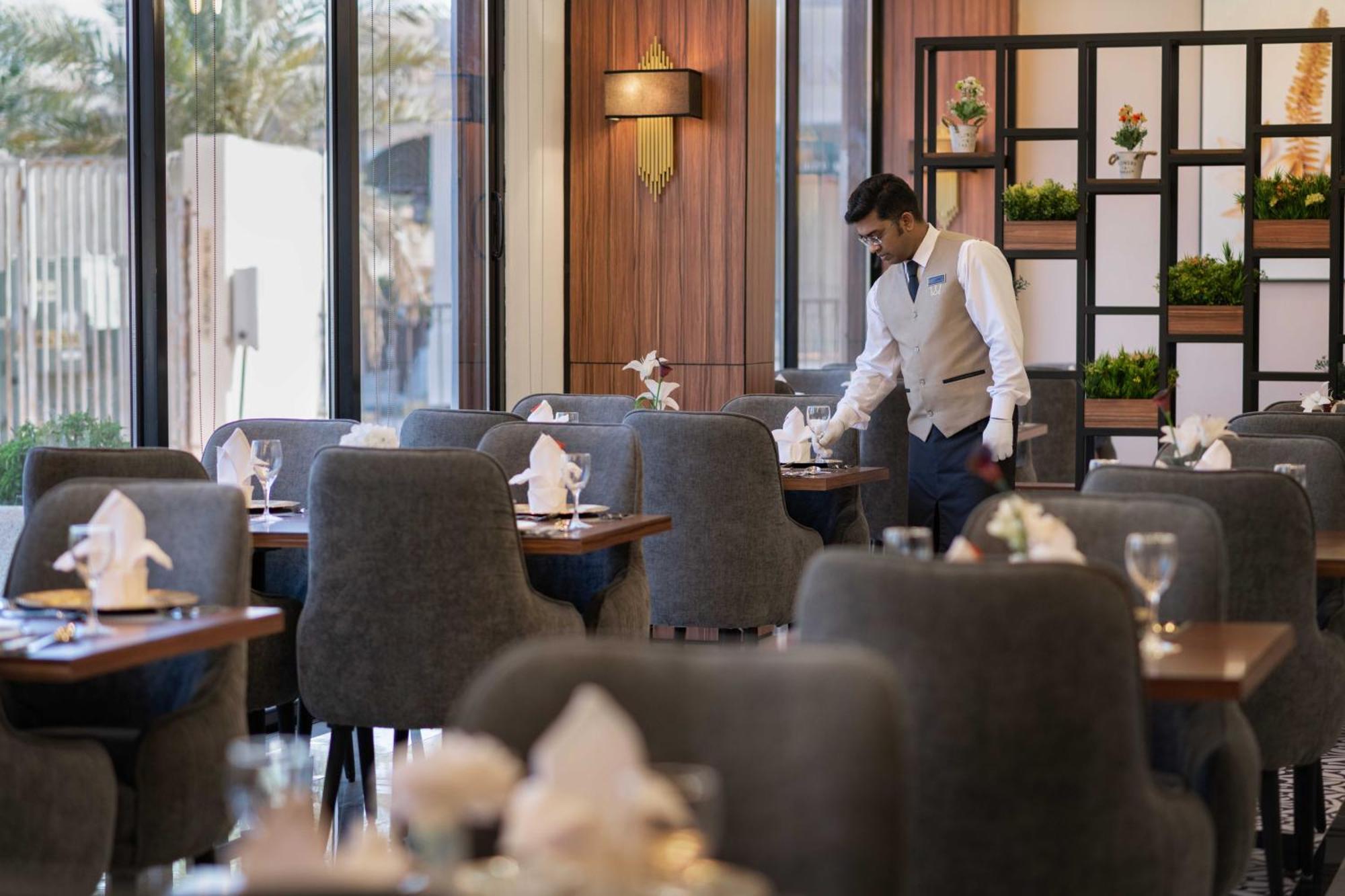 Warwick Al Jubail Hotel Exterior foto