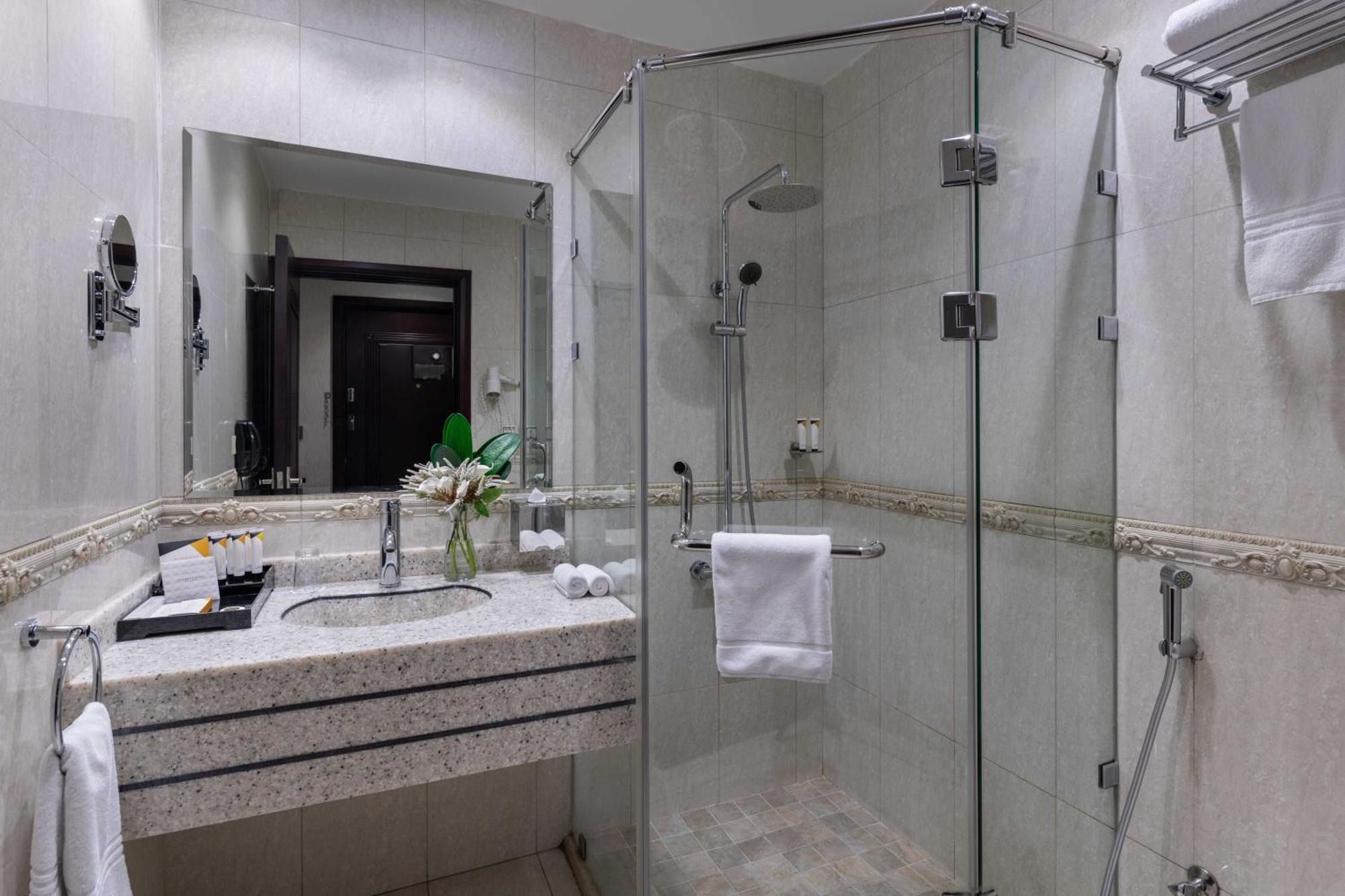 Warwick Al Jubail Hotel Exterior foto